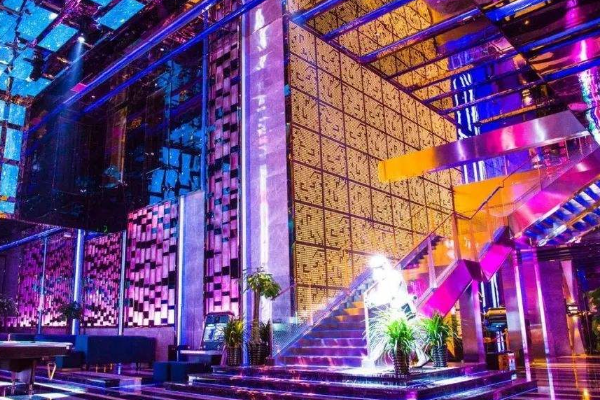 　　在北京的市场当中有各种各样的ktv不断的展现出来，其实也就是为了能够满足更多人的需求，还可以让很多的消费者拥有一个更高质量的生活，所以就会想方设法的进行改变在北京的市场当中，如果自己精神压力比较大的时候，那么一定要经常来到ktv当中去感受一下，那么接下来一起了解一下北京ktv哪个好?服务怎么样呢?  　　北京ktv要说那个好，那当然是好乐迪ktv了。因为这家ktv在北京的市场当中也是有这么高的知名度。而且也有很多人都想要来到这里进行全面的体验，这样才能够让生活变得更加充实，才可以改变自身的魅力，就连每一个设备都是比较先进的全部选择的进口的，所以对于众多的消费者来说，这都是值得去享受的。  　　这家ktv的服务也是比较遗漏的，因为每一个服务员都是经过精挑细选选择出来的，而且都是经过专业的培训，专业的管理，能够以及植入微的服务展现出来，最主要在生活当中还会定期的进行全面的升级服务，还会经过专业的培训专业的管理，所以对于每个人来说这都是不错的方式。  　　通过以上这些介绍，相信有很多人对于北京ktv都已经有了非常好的了解，如果自己的精神压力比较大的话，那么一定要想方设法的去进行改变，而且还需要了解自己的经济情况，正确的选择这才是至关重要的，因为每个人的情况不一样，最主要每个ktv适合的人群也是有所不同的。